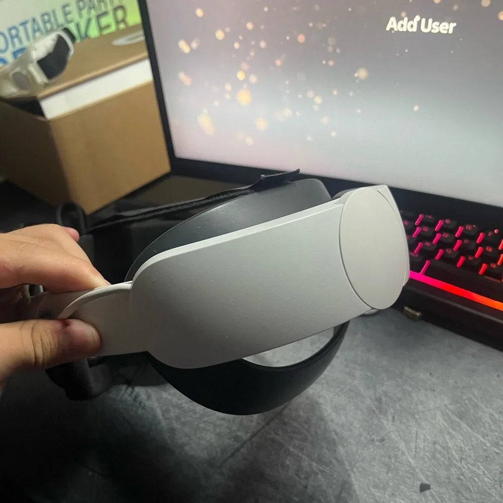 Oculus Standalone VR Headset White Black